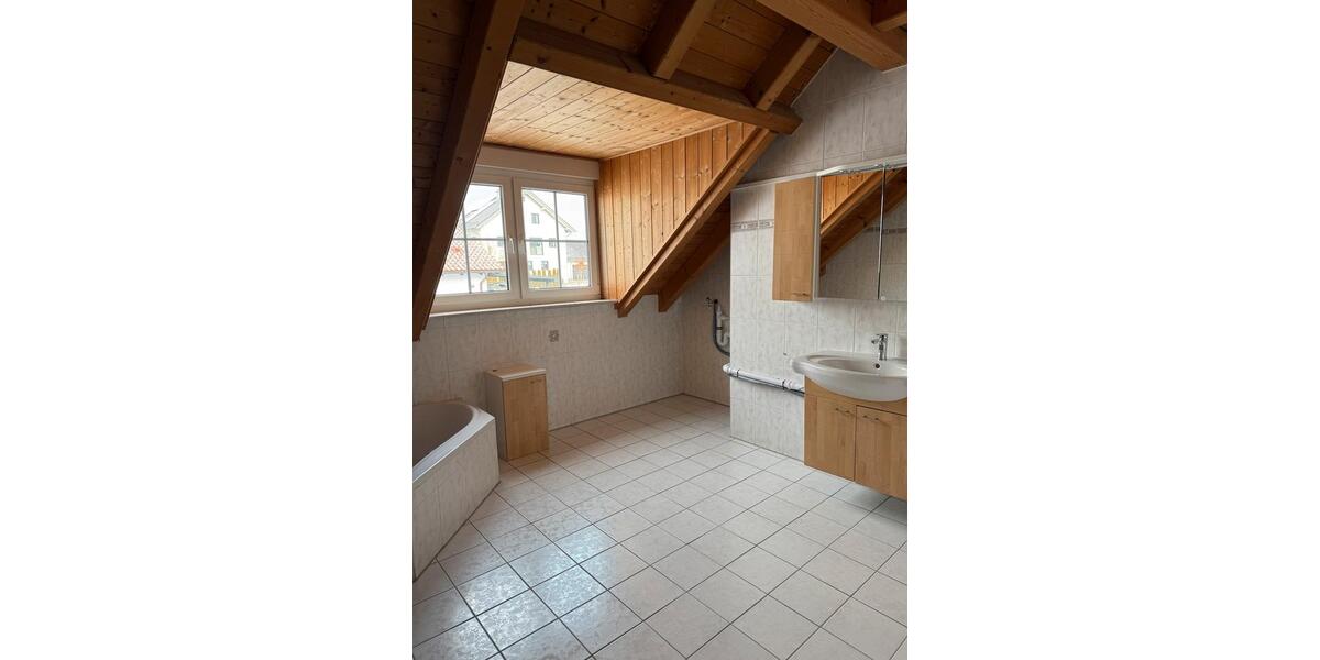 Dachgeschoßwohnung Ergolding - 5 Zimmer, 130 m&sup2;, 1.665&euro; | Angebot:26269095