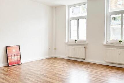 ***MEHR BRAUCHT MAN NICHT*** 1-RaumWohnung mit Tageslicht-Wannenbad und kleiner Terrasse im Erdgeschoss ab 1225 zu vermieten