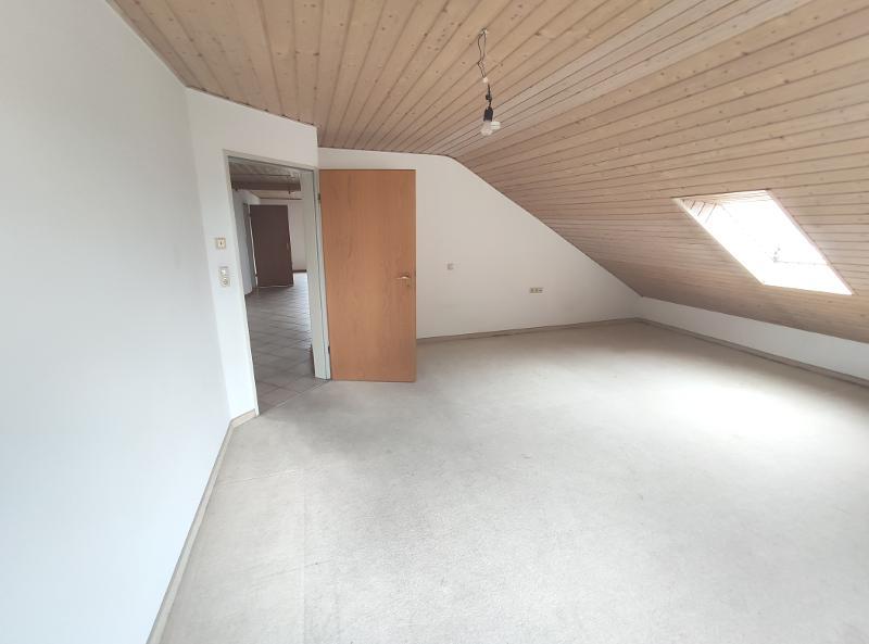 3 Zi. DG Wohnung mit Küche, Gartenmitbenutzung und Stellplatz 3 zimmer