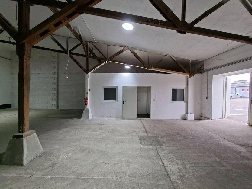 Lagerhalle mit Bürofläche Servicefläche Produktionsfläche zimmer