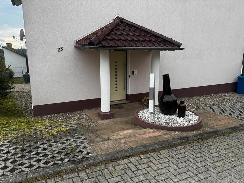 Helle 3 Zimmer Wohnung 87 qmmit EBK und Balkon, Garage und Aufzug