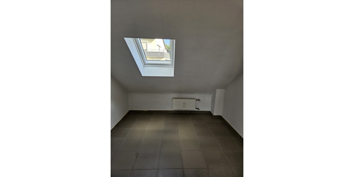 Moderne Dachgeschosswohnung in ruhiger Lage 4 zimmer