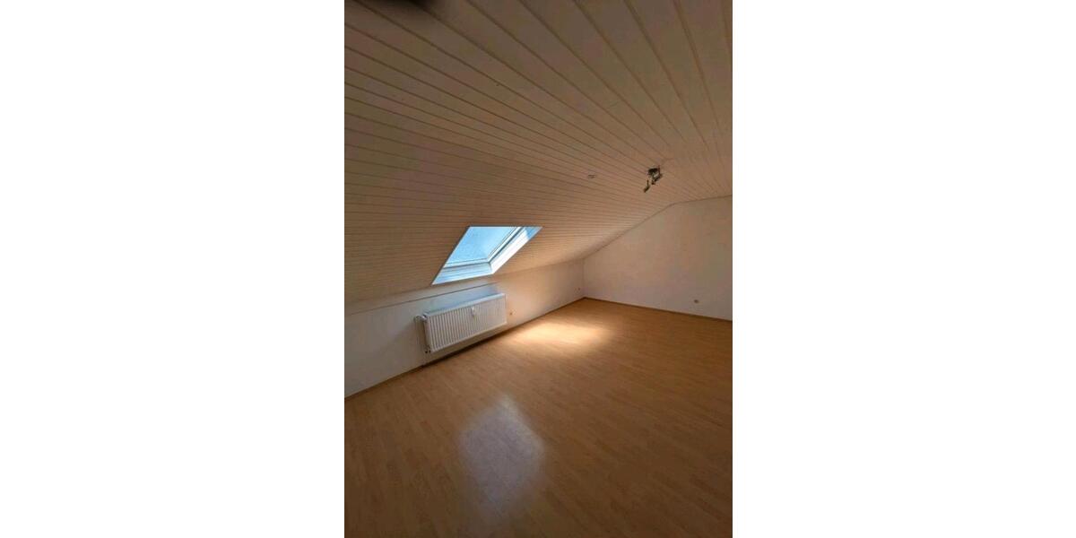 Dachgeschoßwohnung Rosbach vor der Höhe - 3 Zimmer, 90 m&sup2;, 1.000&euro; | Angebot:25656941