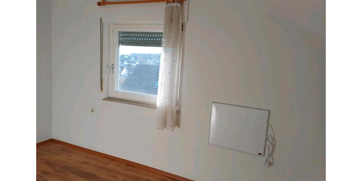 Dachgeschoßwohnung Gschwend - 3 Zimmer, 90 m&sup2;, 650&euro; | Angebot:24772617