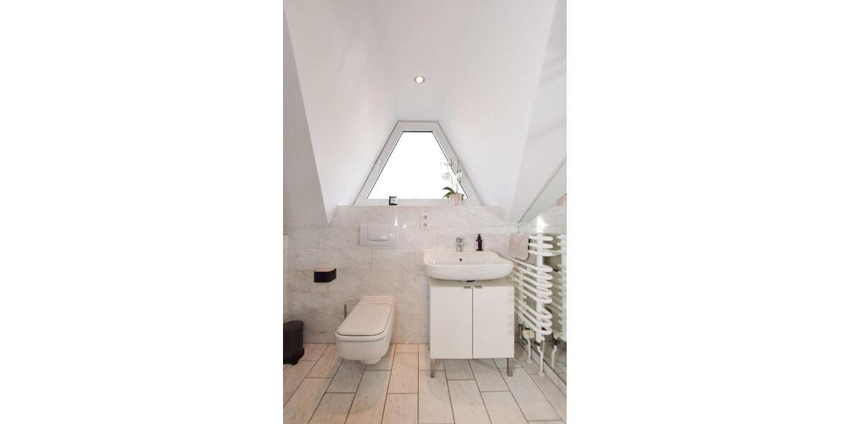 Lichtdurchflutete Dachgeschosswohnung mit Stil in guter Lage von 4.5 zimmer