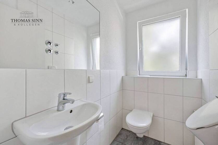 GEPFLEGTE 3,5-Zimmer-EG-Wohnung MIT GARAGENSTELLPLATZ UND SEPARATEM HOBBYRAUM IM SOUTERRAIN