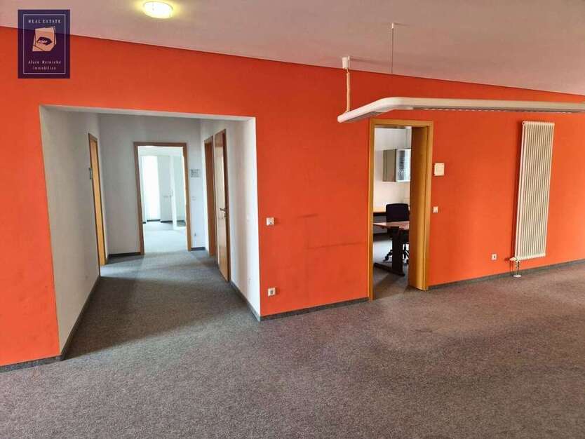 Firmenkomplex mit Garage und Einliegerwohnung 22 zimmer