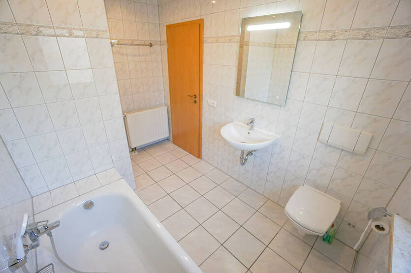 IDEAL FÜR FAMILIEN: Renovierte 4-Zi-Whg. mit Tageslichtbad, Gäste-WC , Balkon, Parkett uvm.