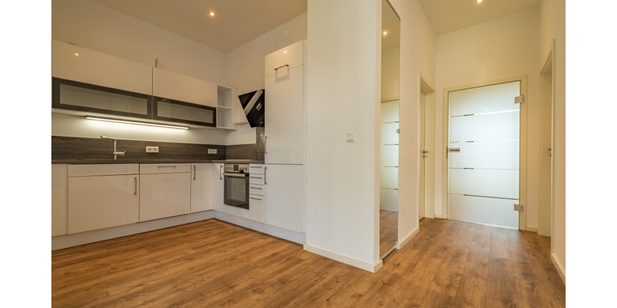 EINBAUKÜCHE – MODERNES WANNENBAD MIT FENSTER – TERRASSE – EINBAUSCHRANK - Terrassenwohnung Freital Deuben | Angebot:25887763