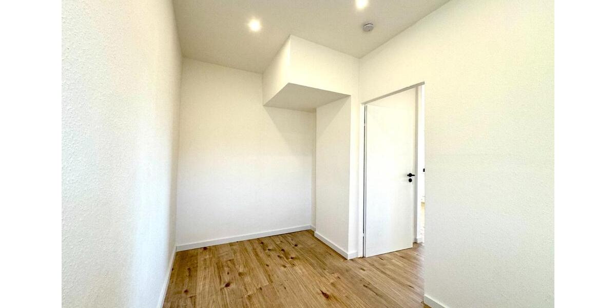 Neu sanierte Dachgeschosswohnung mit Einbauküche 1.5 zimmer