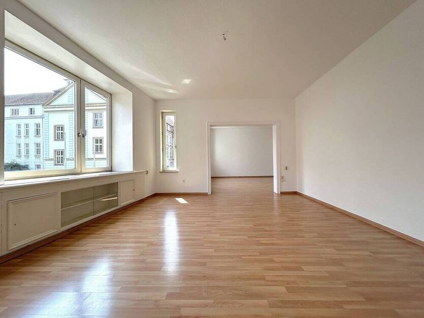 Helle, geräumige 4 Zimmerwohnung mit Balkon in zentraler Lage