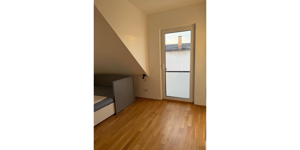 Dachgeschoßwohnung Straubing - 2 Zimmer, 92 m&sup2;, 1.100&euro; | Angebot:24748856