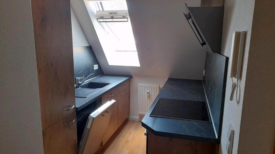 Schöne 2 Zimmer Dachgeschosswohnung ab sofort zu vermieten 2 zimmer