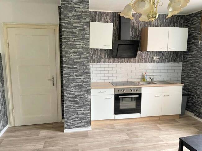 Zentral und schön renoviert: Helle 2-Zimmer-Wohnung + Essküche + Bad, etc., im 1. Stock!