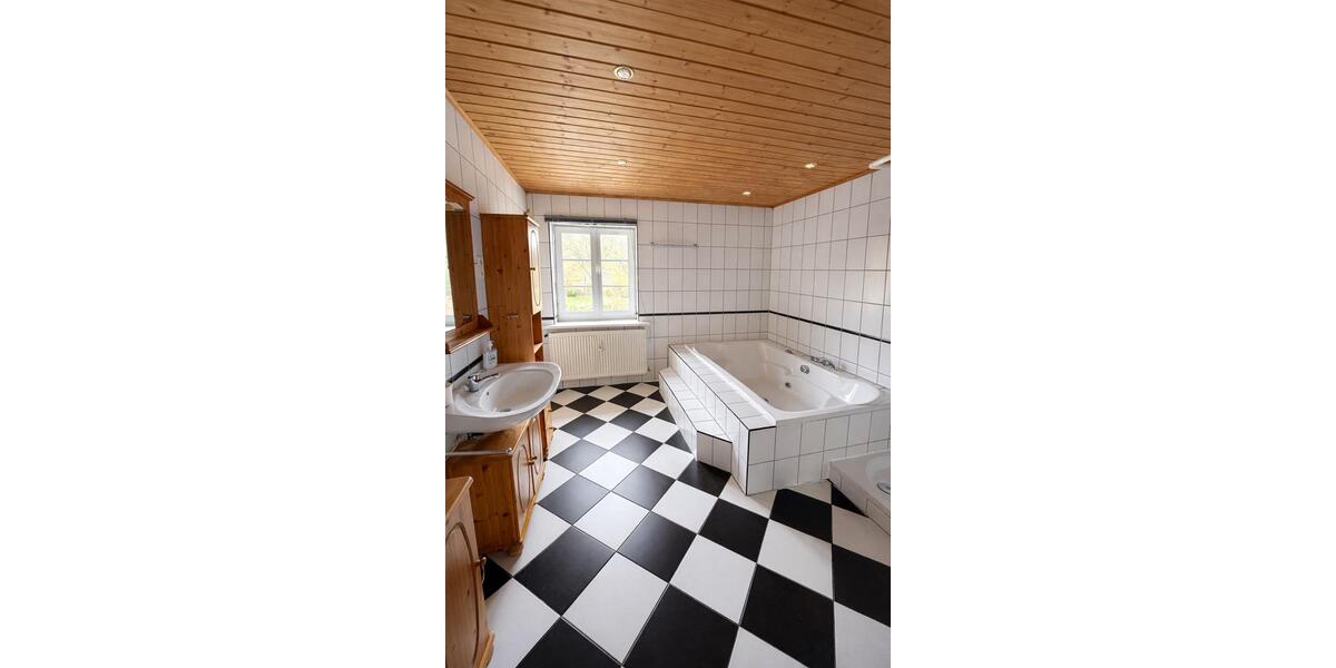 Etagenwohnung Einbeck - 4 Zimmer, 150 m&sup2;, 1.050&euro; | Angebot:26021990