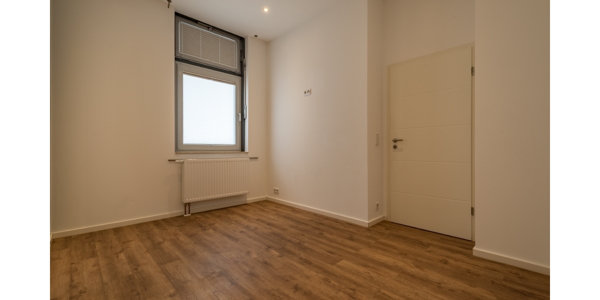 EINBAUKÜCHE – MODERNES WANNENBAD MIT FENSTER – TERRASSE – EINBAUSCHRANK - Terrassenwohnung Freital Deuben | Angebot:25887763