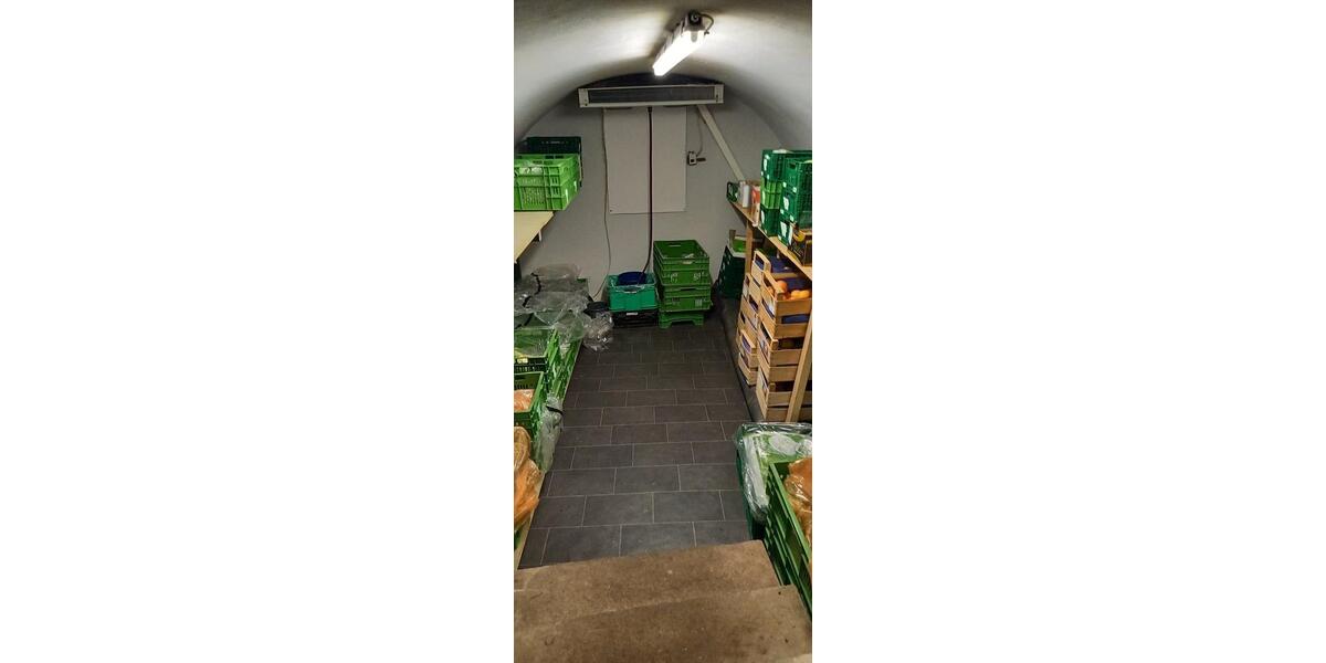 Gewerbliche Räume mit Schaufenster, Kühlhaus, WC zimmer