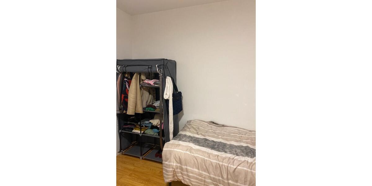 1 zimmer in 4er wg frei zentrale lage ab Februar. 4 zimmer