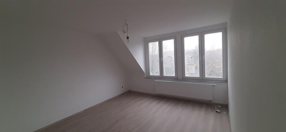 Dachgeschoßwohnung Duisburg Mittelmeiderich - 4 Zimmer, 782&euro; | Angebot:23665038