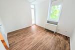 **Was will man mehr? +Balkon +frisch gestrichen +Laminat +modernes Badezimmer** zimmer