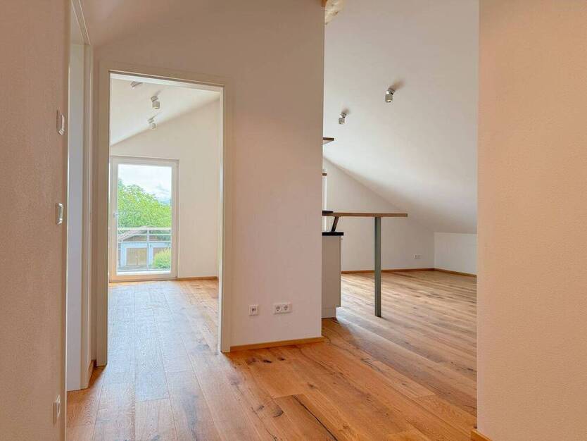 *** Gemütliche Dachgeschoss-Wohnung *** hochwertig ausgeführt und mit vollständiger Einbauküche ***