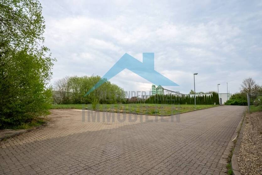Gepflegte und großzügige Lagerhalle mit Bürogebäude in Autobahnnähe - Logistikpark - Lutterberg!