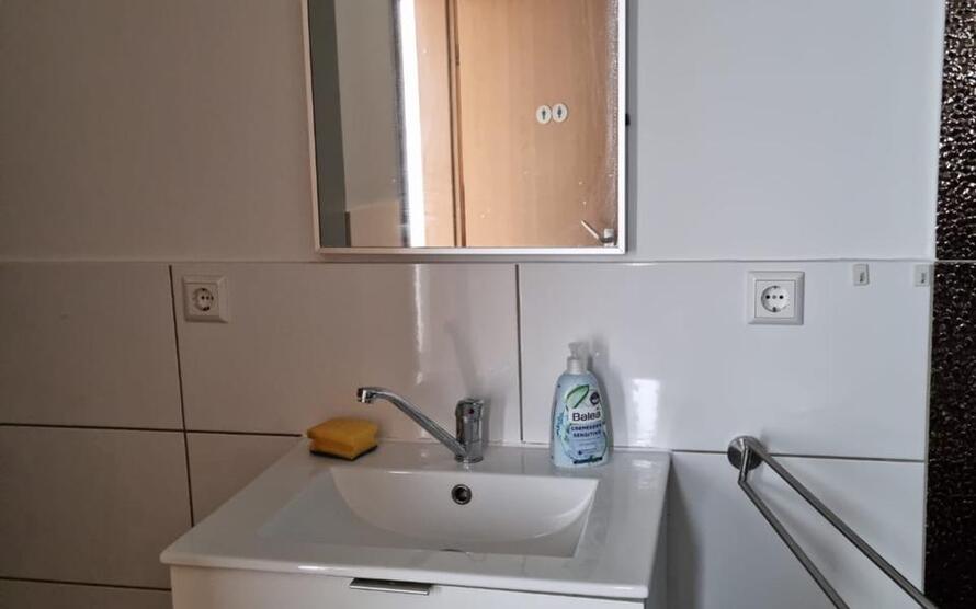 WG Zimmer mit Internet, TV, Gästeküche, EtagenduscheWc und Waschmaschine zimmer