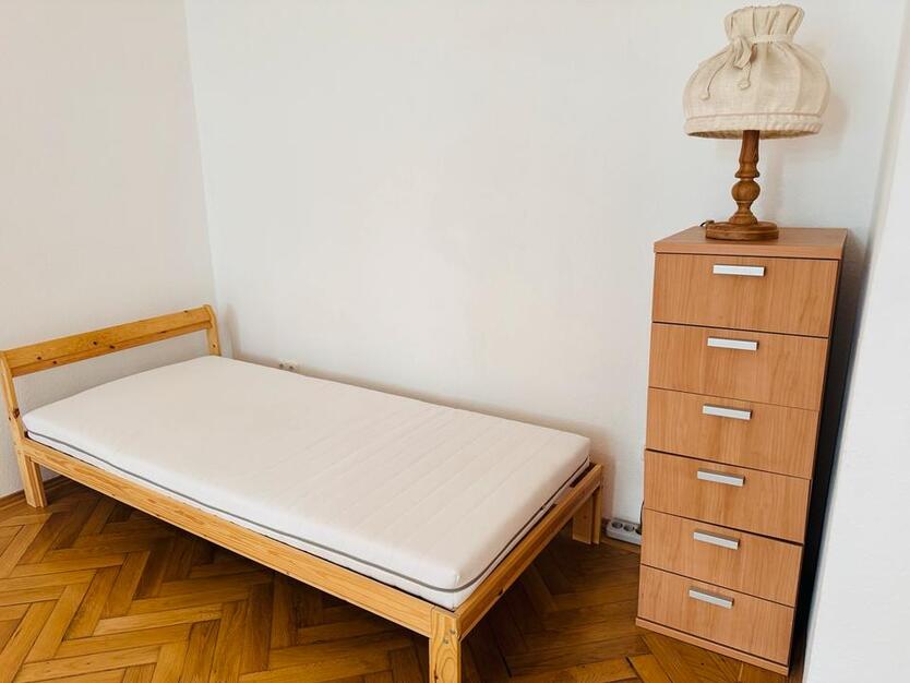 Hallo , ich biete eine Zimmer zur Untermiete an