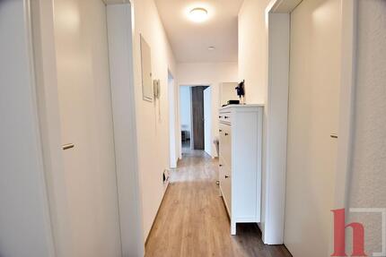Renovierte 3 Zimmer-Wohnung mit Balkon und Garage