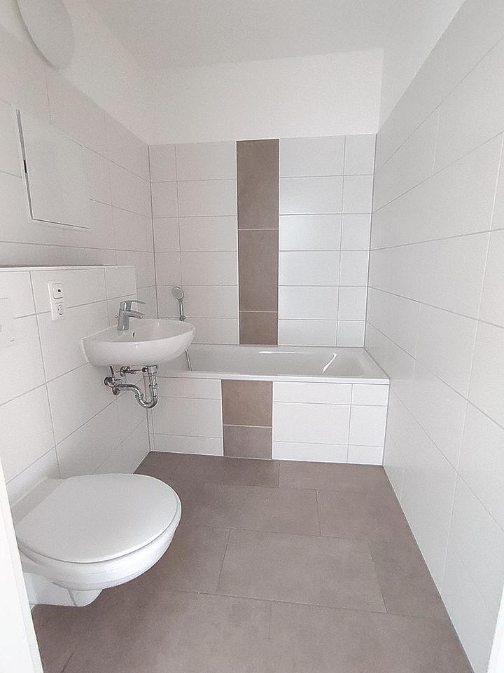 Einziehen und Wohlfühlen...neu gefliestes Bad - sofort anmieten zum Sondermietpreis zimmer