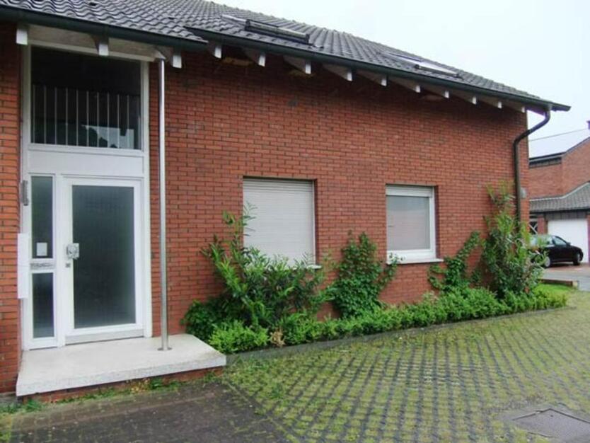 3 Zimmer Wohnung mit Einbauküche und großem Garten