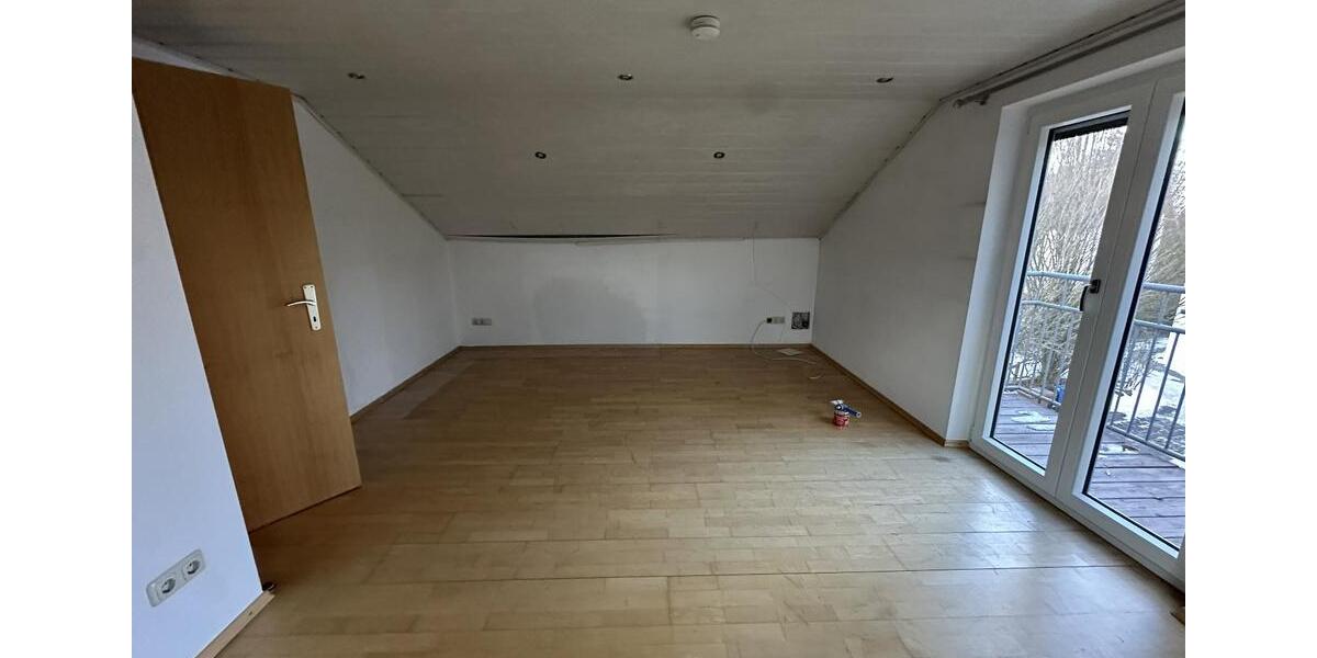 Dachgeschoßwohnung Plattling - 5 Zimmer, 75 m&sup2;, 650&euro; | Angebot:25650924