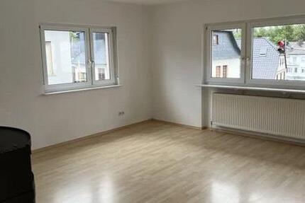 Renovierte Wohnung mit drei Zimmern, Kamin, Balkon und EBK 3 zimmer