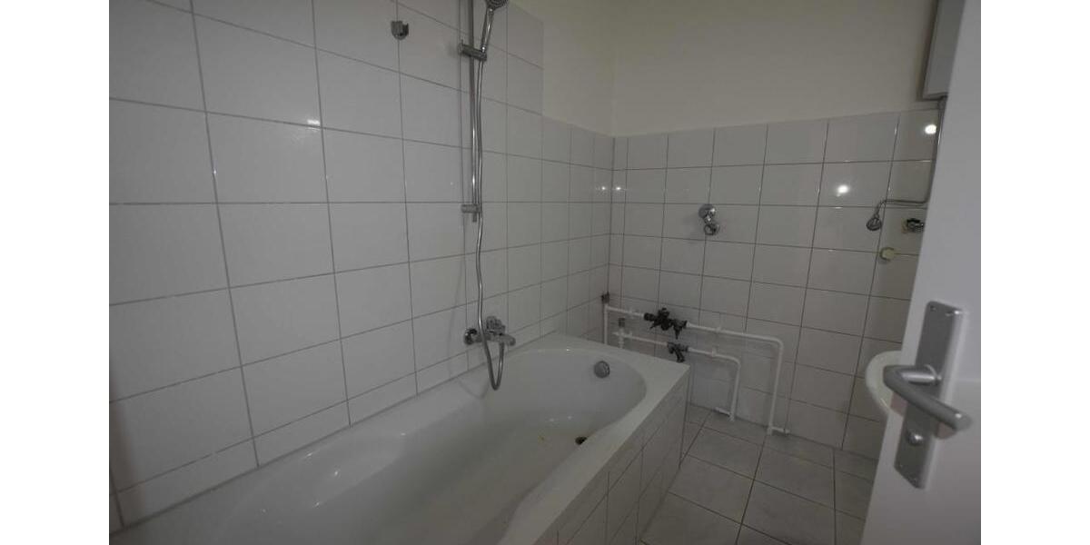 +++ Renovierte Erdgeschosswohnung mit Balkon und Wanne +++ 3 zimmer