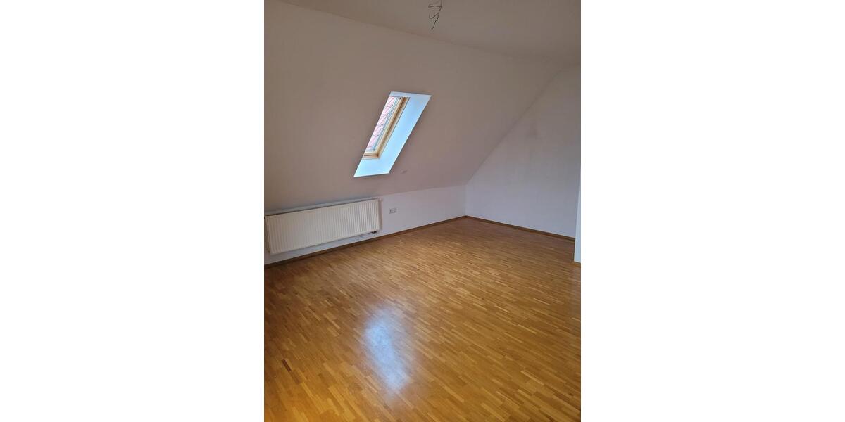 Dachgeschoßwohnung Iphofen - 3 Zimmer, 82 m&sup2;, 800&euro; | Angebot:26612632