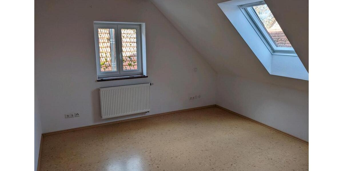 Dachgeschoßwohnung Adelshofen - 4 Zimmer, 132 m&sup2;, 910&euro; | Angebot:26537137