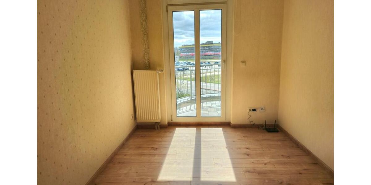 Schön möblierte Wohnung mit Wintergarten, Terrasse und Stellplatz 4 zimmer