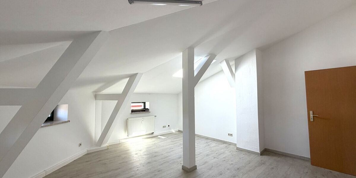 Zentral gelegene 3-Zimmer Wohnung im Dachgeschoss mit Einbauküche - Dachgeschoßwohnung Mittweida Rößgen | Angebot:27207669