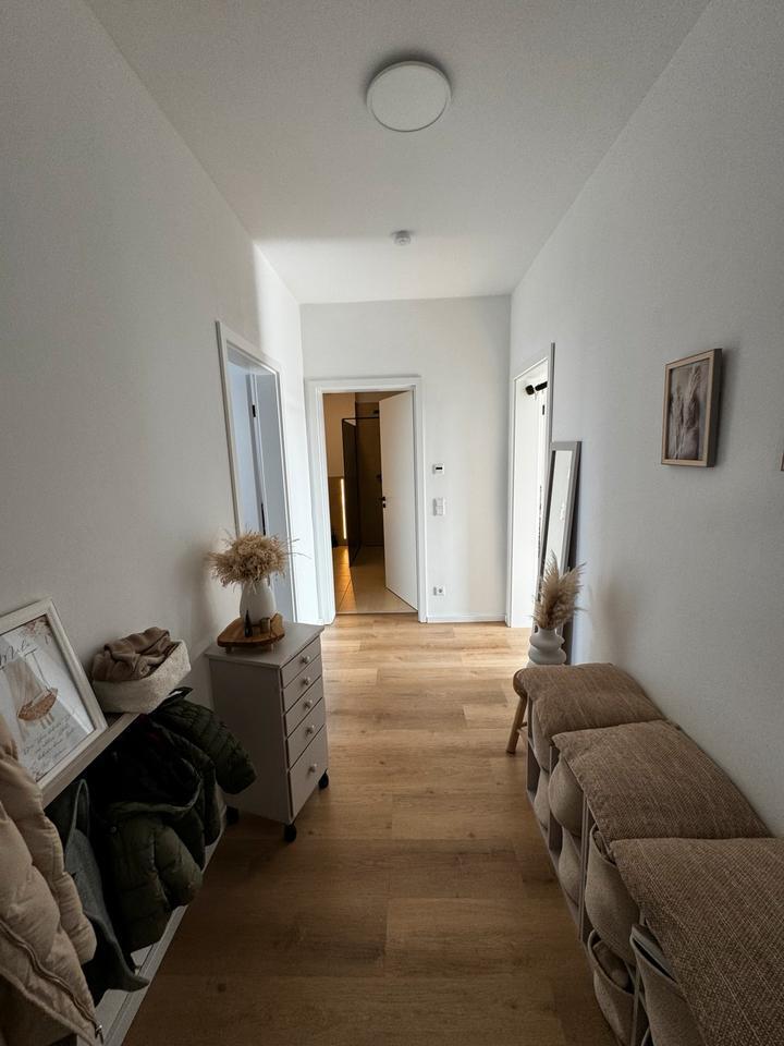 Neuw. 3ZKBTG EG-Neubau Wohnung, Küche, Garten, Carport, E-Ladem.