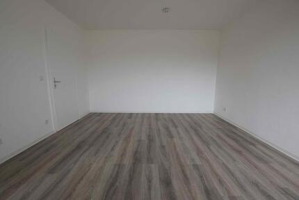 ! Zum Einzug bereit! Renovierte 3-Raumwohnung mit Wanne und Balkon ! 3 zimmer