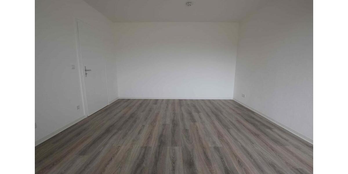 ! Zum Einzug bereit! Renovierte 3-Raumwohnung mit Wanne und Balkon ! 3 zimmer