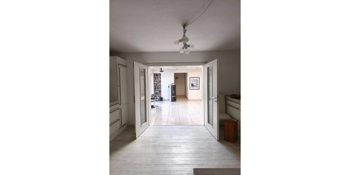 Etagenwohnung Waldbröl - 8 Zimmer, 220 m&sup2;, 1.200&euro; | Angebot:25253043