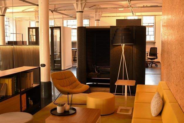 Historischer Backstein-Charme: Projekt-Meetingraum ganztags zimmer