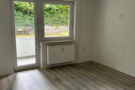 Teilsanierte 3 Zimmer Erdgeschoss Wohnung zimmer