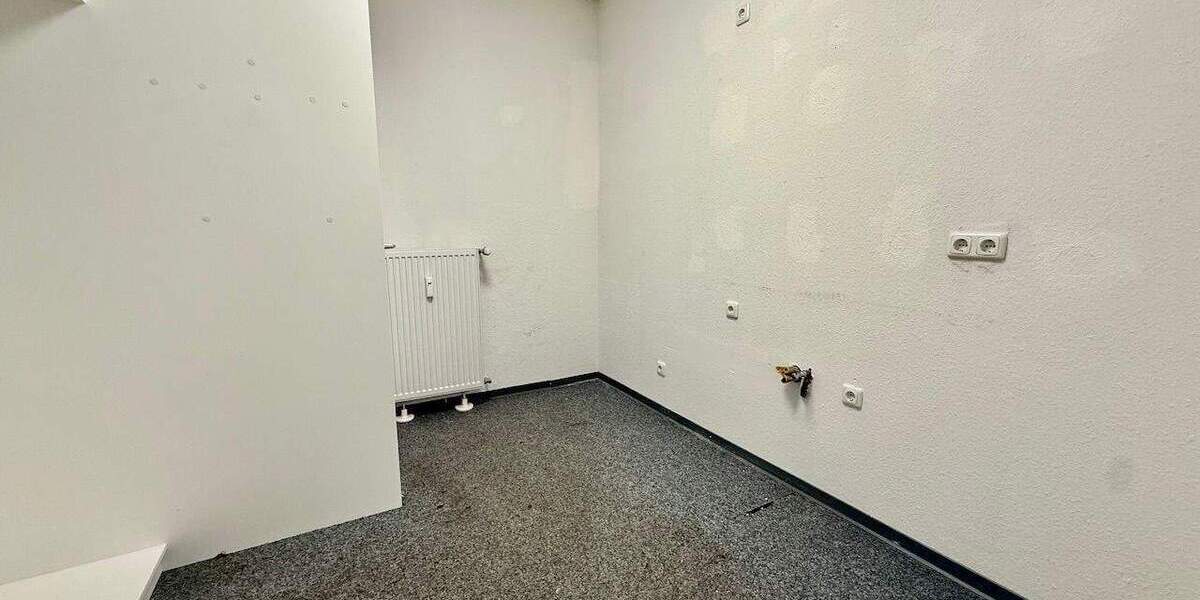 Kompakte Ladenfläche mit rund 31 m² - ideal für Kosmetik, Nagelstudio oder Beratung zimmer