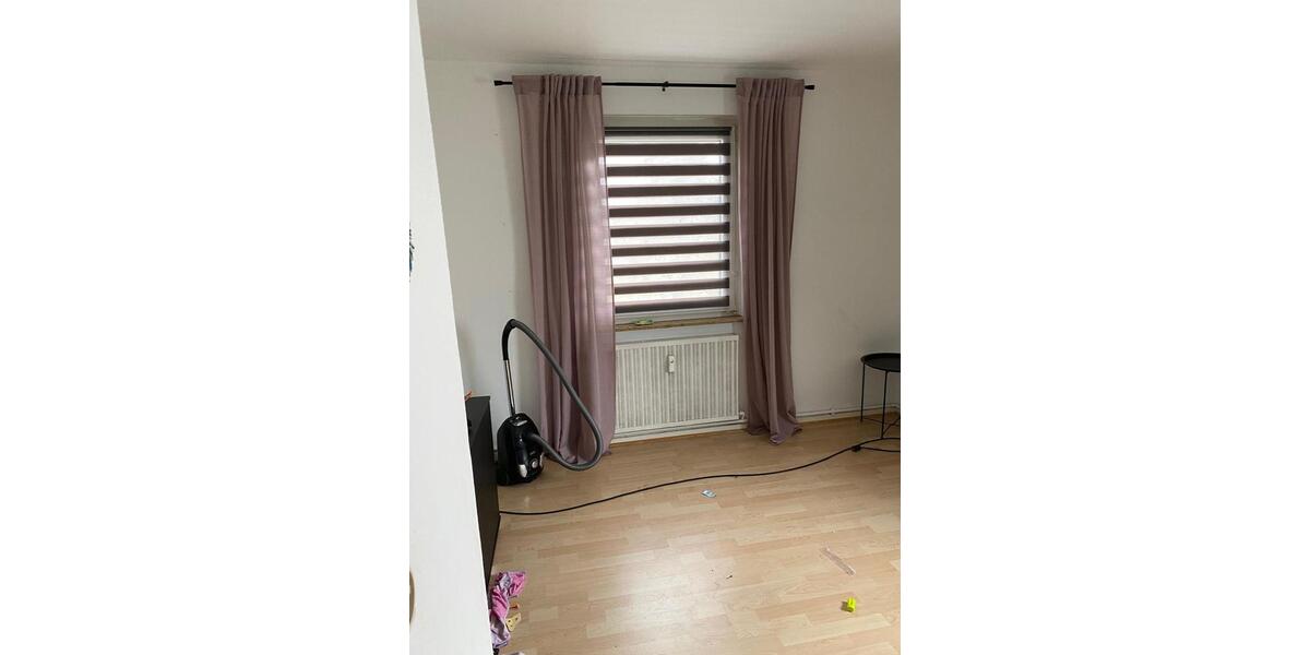 Sehr schöne und helle 2 Zimmer-Wohnung in zentraler Lage zimmer