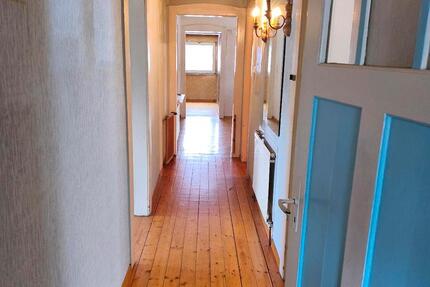 Haus mit Halle 4 zimmer