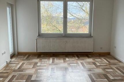 ~FRISCH RENOVIERT mit MODERNEM BAD, BALKON und 3 HELLEN ZIMMERN~ 3 zimmer