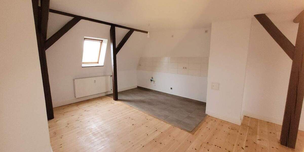 Frisch renovierte Wohnung im Dachgeschoss sucht neuen Mieter. 2 zimmer