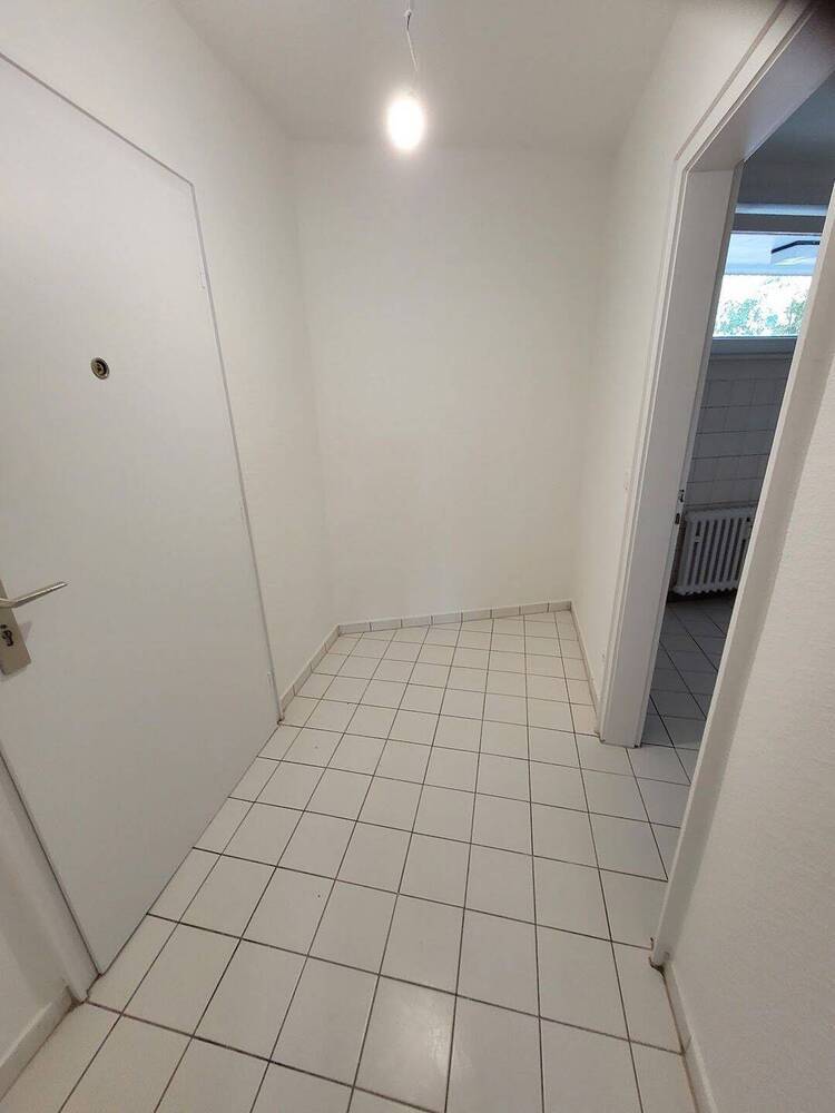 Neue Familie gesucht für Wohnung mit Balkon und frisch saniertem Wannenbad.